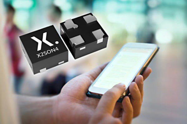NexperiaのX2SON4パッケージICがスマートフォンを操作している手を背景に表示されている画像