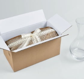 美しい梱包の例。白いリボンで装飾された、茶色の箱に入ったGeamiラッピング