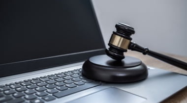 ネットオークション販売を表現した画像。ノートPCの上に置かれた競売用ハンマー