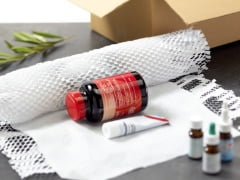 医薬品とその容器の梱包事例