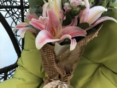 ピンクのユリを含む生花の包装事例